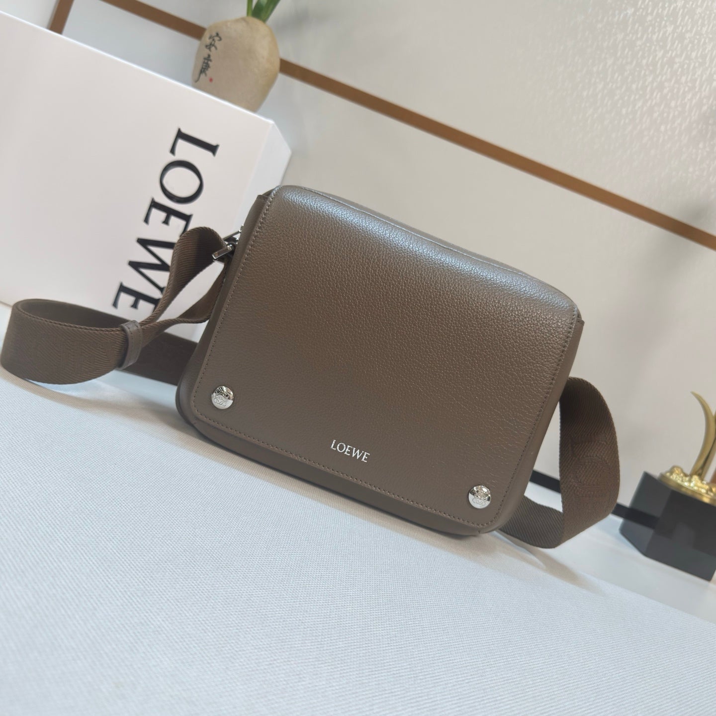 LOEWE 25S PEBBLE BAG 23 IN DARK TAUPE CALFSKIN SILVER HARDWARE