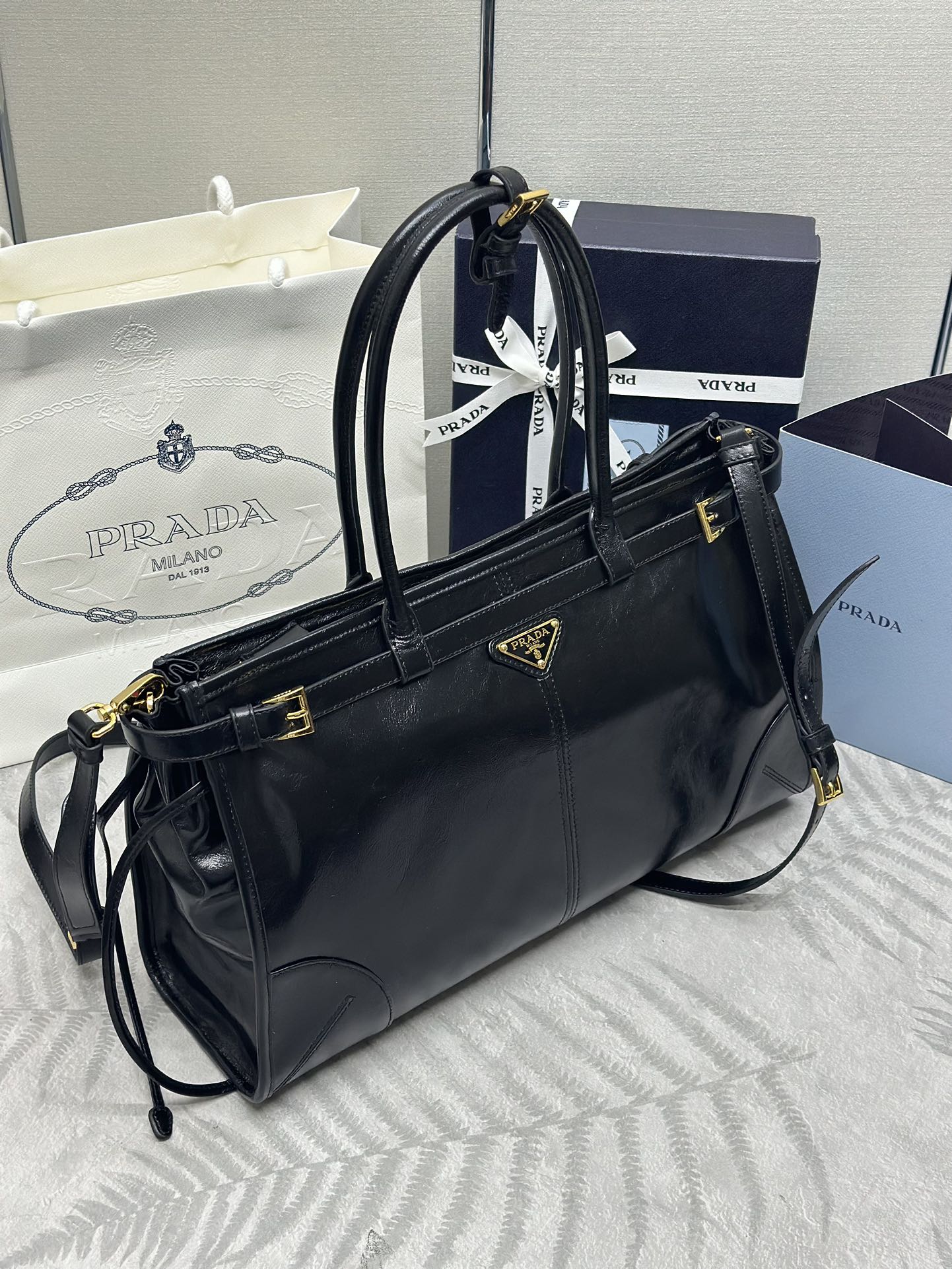 PRADA 25S BONNIE LARGE HANDBAG 38 IN BLACK GLOSSY CALFSKIN GOLD HARDWARE